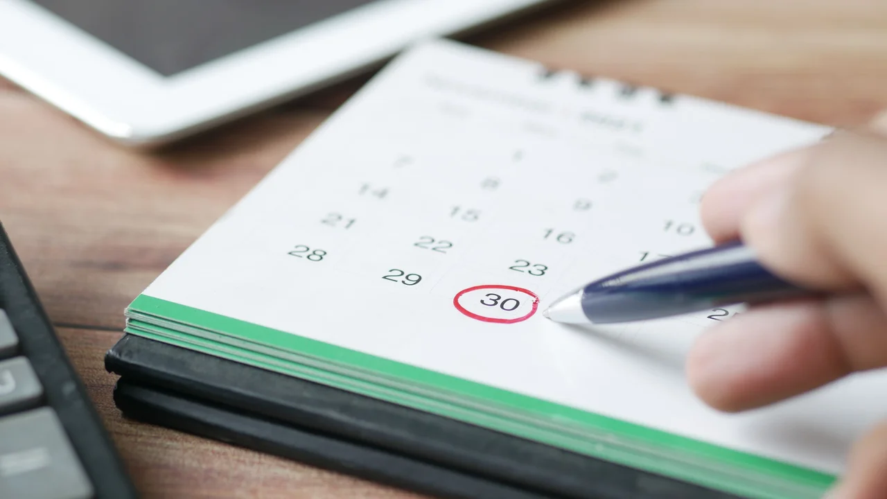 Calendar with deadline marker for Awaab's Law landlord investigation timeframes